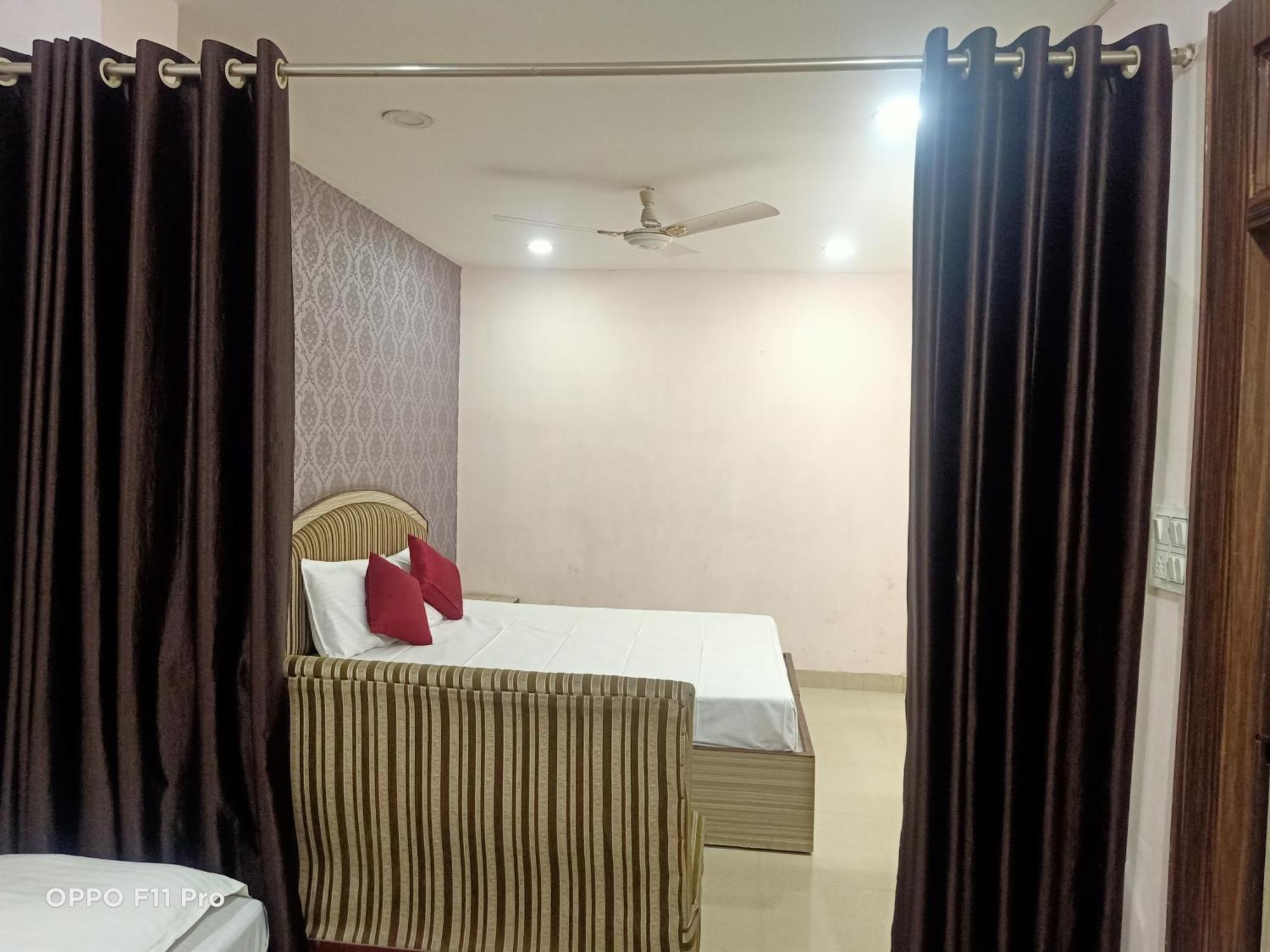 Hotel Ambassador Inn กวาลิออร์ ภายนอก รูปภาพ