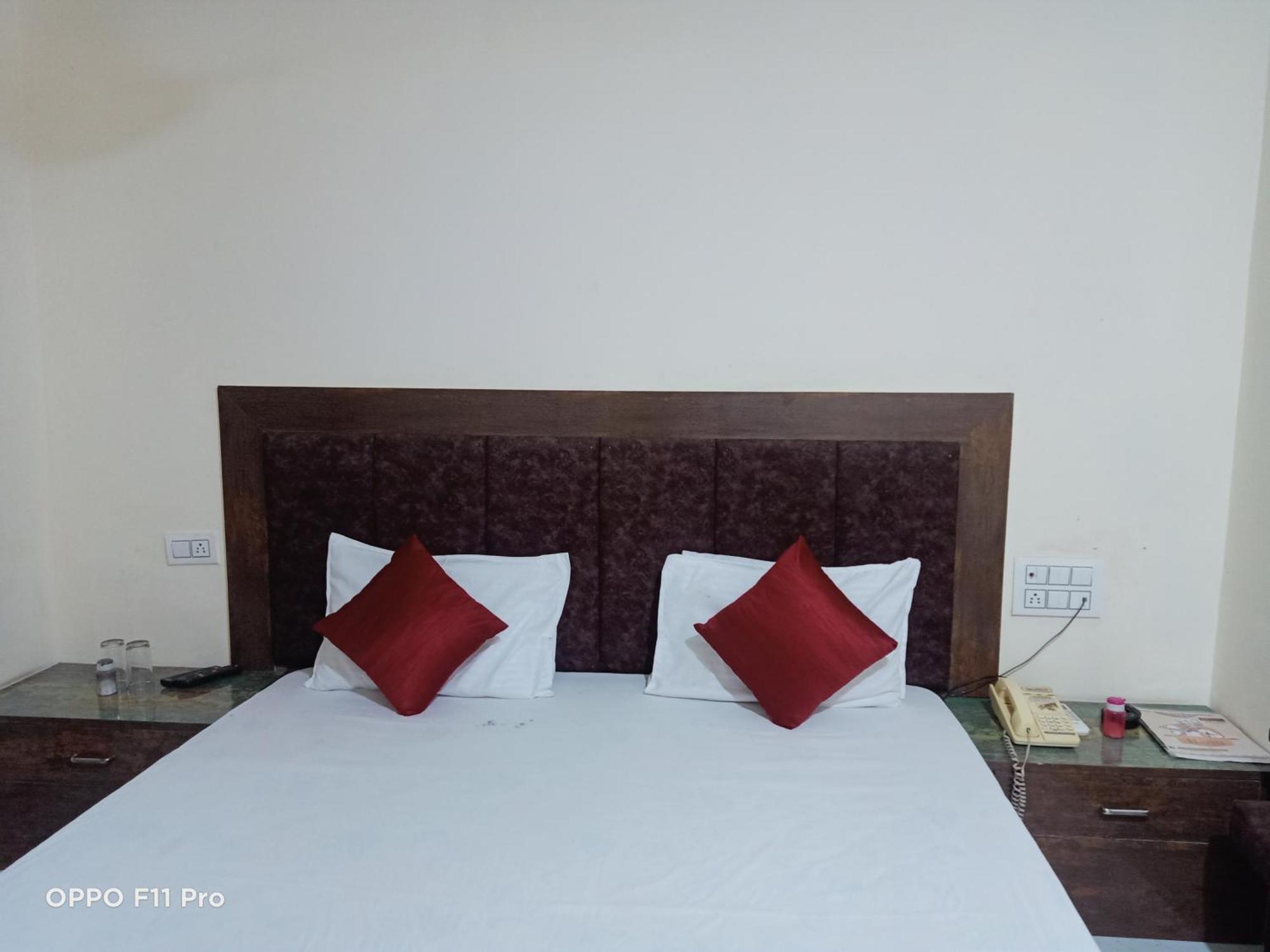Hotel Ambassador Inn กวาลิออร์ ภายนอก รูปภาพ